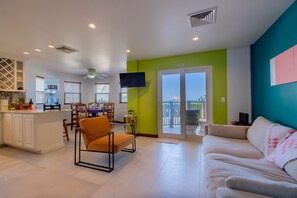 Smart TV - Casa Maravilla | Sleeps 6, Beachfront @ Miramar (Belize)