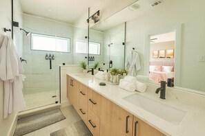 Shower, hair dryer, shampoo - Sleeps 25 - Karaoke, Dome, Hot Tub, Games, Makeup Station & Rooftop Soccer (Dallas)