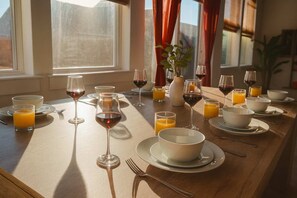 Dining - Sleeps 24 - Hot Tub, Sauna, Gym, Karaoke, Casino, Billiards & Rooftop Soccer (Dallas)
