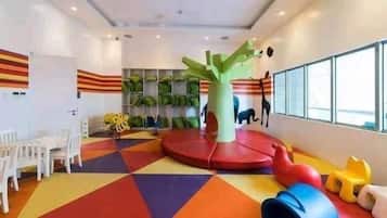 Zona de juegos infantil cubierta