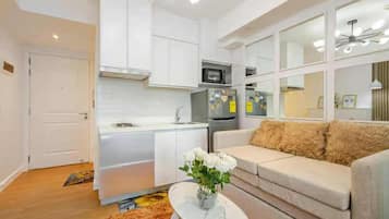 Executive Apartment, Balcony, City View | Private kitchen