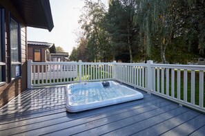 Outdoor spa tub - Host & Stay | Lucky Lodge (Pocklington)
