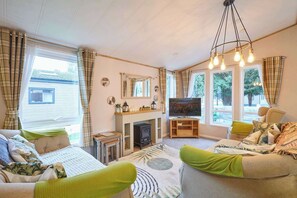 TV, fireplace, offices - Host & Stay | Lucky Lodge (Pocklington)