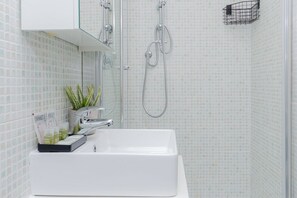 Shower, free toiletries, hair dryer, bidet - VivimiHome - Corso Como 9 (Milan)