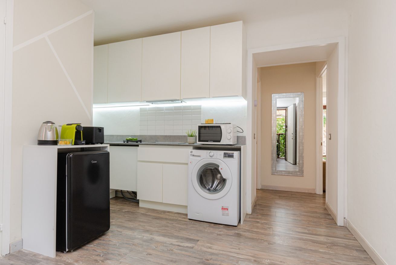 Een koelkast, een magnetron, een oven, een kookplaat