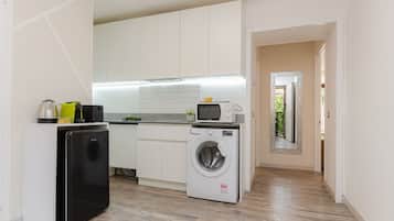 Een koelkast, een magnetron, een oven, een kookplaat