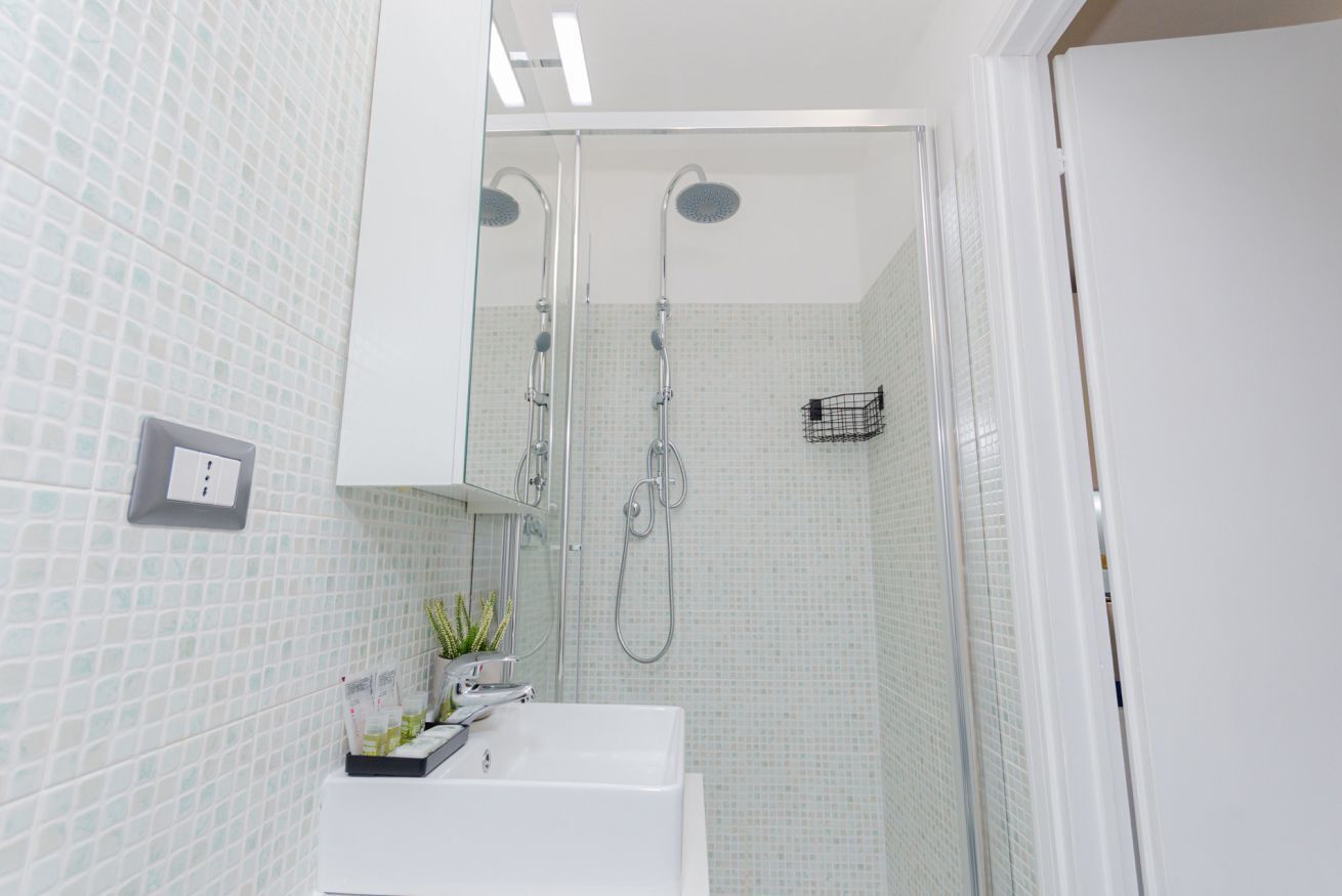 Een douche, gratis toiletartikelen, een haardroger, een bidet