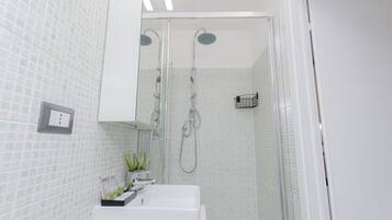 Een douche, gratis toiletartikelen, een haardroger, een bidet