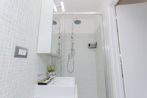 Shower, free toiletries, hair dryer, bidet - VivimiHome - Corso Como 9 (Milan)