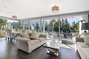 TV - Villa 'Pêra By Gabi Miguel' with Private Pool, Wi-Fi and Air Conditioning (Pêra)