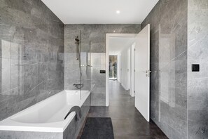 Douche, sèche-cheveux, serviettes fournies