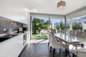 Fridge, microwave, oven, stovetop - Villa 'Pêra By Gabi Miguel' with Private Pool, Wi-Fi and Air Conditioning (Pêra)