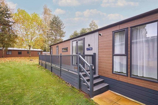 Royal Pines Lodge, Allerthorpe Golf & Country Park, York - Host & Stay