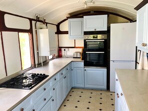 Micro-ondes, four, plaque de cuisson, lave-vaisselle