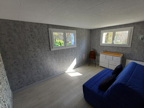 Room with private shower and toilet in Luynes