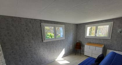 Room with private shower and toilet in Luynes