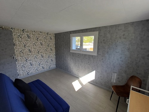 Room with private shower and toilet in Luynes