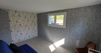 Room with private shower and toilet in Luynes