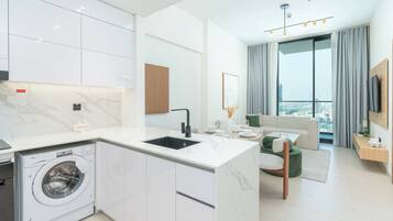 Appartement Exclusif, vue ville | Cuisine privée | Grand réfrigérateur, micro-ondes, four, plaque de cuisson