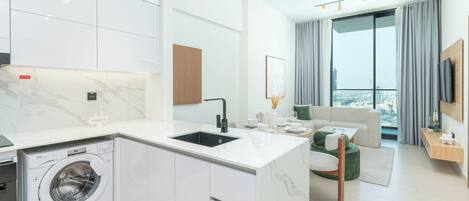 Appartement Exclusif, vue ville | Cuisine privée | Grand réfrigérateur, micro-ondes, four, plaque de cuisson