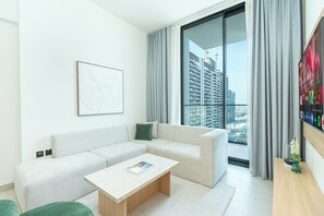 Appartement Exclusif, vue ville | Salle de séjour | TV connectée de 40 pouces avec chaînes numériques