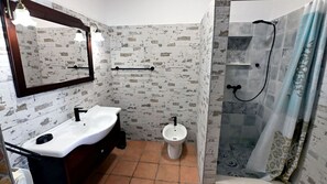 Ducha, secador de pelo y toallas