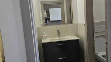 Haartrockner, HandtĂŒcher, Toilettenpapier