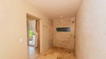 Junior-studiosuite - udsigt til pool | Badeværelse | Bruser, håndklæder, Sæbe, Shampoo