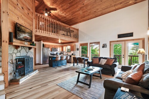 Sevierville, Fall Color Views, 2BR/2B Updated Cabin, XMAS, Pool, Hot Tub, Arcade