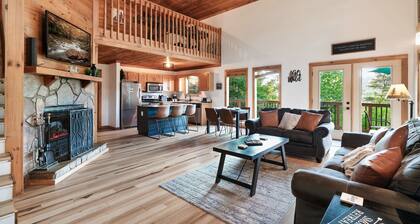 Sevierville, Fall Color Views, 2BR/2B Updated Cabin, XMAS, Pool, Hot Tub, Arcade