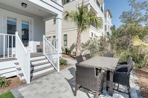 Outdoor dining - Inlet Beach, Three-min Walk to Beach, Community Pool, 2 Balconies, 4 Bikes (Inlet Beach)