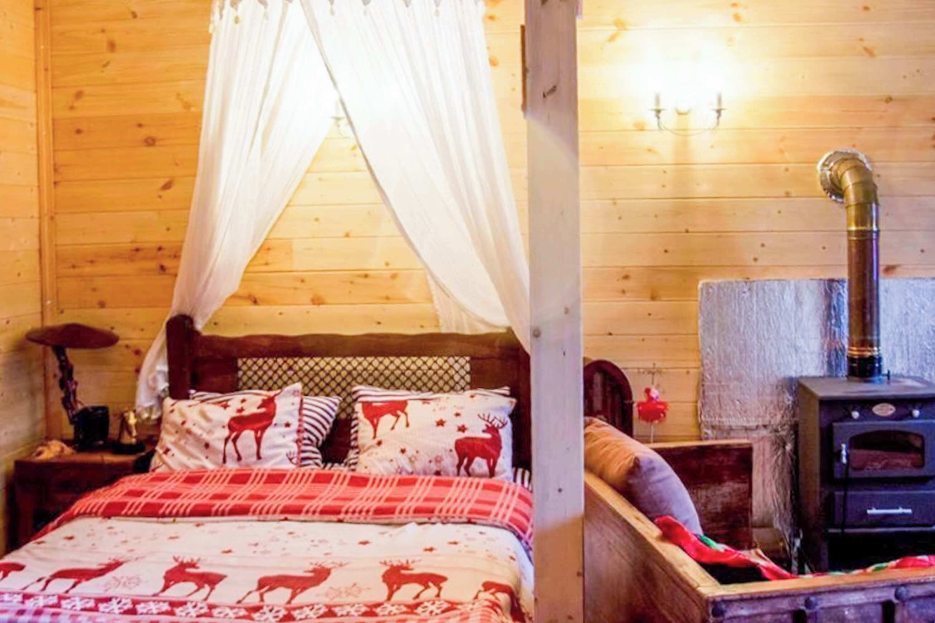 Travel crib, WiFi, bed sheets