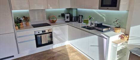 冷蔵庫、電子レンジ、オーブン、コンロ