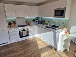 冷蔵庫、電子レンジ、オーブン、コンロ