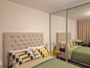 1 室のベッドルーム、デスク、アイロン / アイロン台、WiFi (無料)