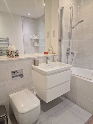 Hair dryer, towels, soap, shampoo - Gorgeous quiet flat 1 min from high street (Uxbridge)