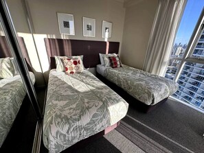 2 bedrooms, iron/ironing board, WiFi, bed sheets - City Lights & River Views Easy-Stay 2BR @ Surfers (Surfers Paradise)