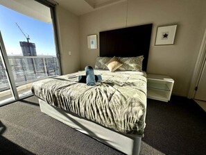 2 bedrooms, iron/ironing board, WiFi, bed sheets - City Lights & River Views Easy-Stay 2BR @ Surfers (Surfers Paradise)