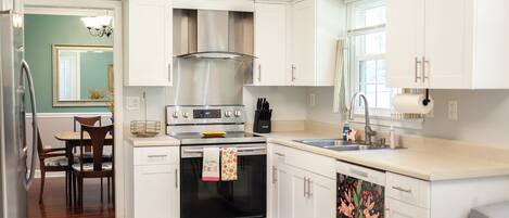 Mikroaaltouuni, liesi, astianpesukone