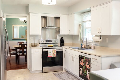 Amazing four-bedroom home in great area perfect for families & traveling crews!