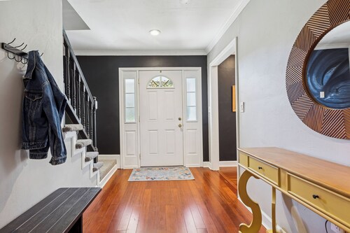 Amazing four-bedroom home in great area perfect for families & traveling crews!