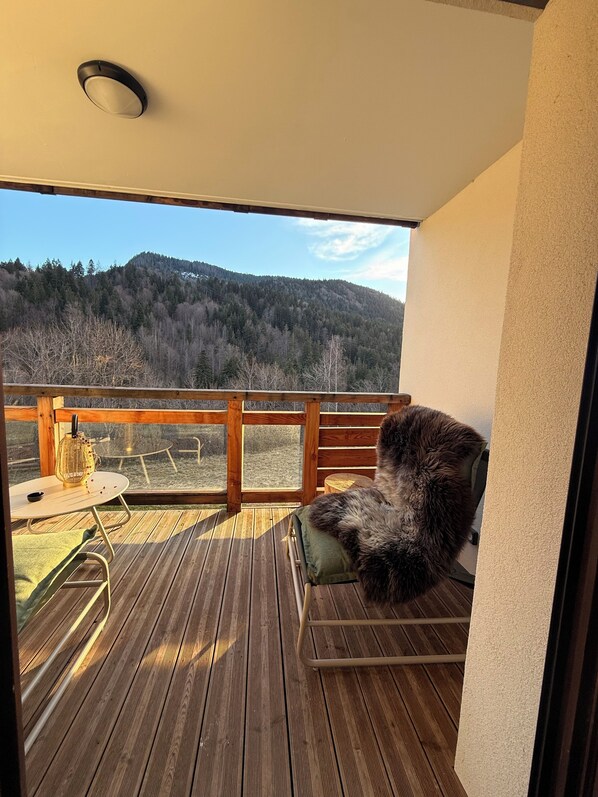 A balcony with a view of a forested mountain range. - SixT Lodge for 6 people (Saint-Jean-de-Sixt)