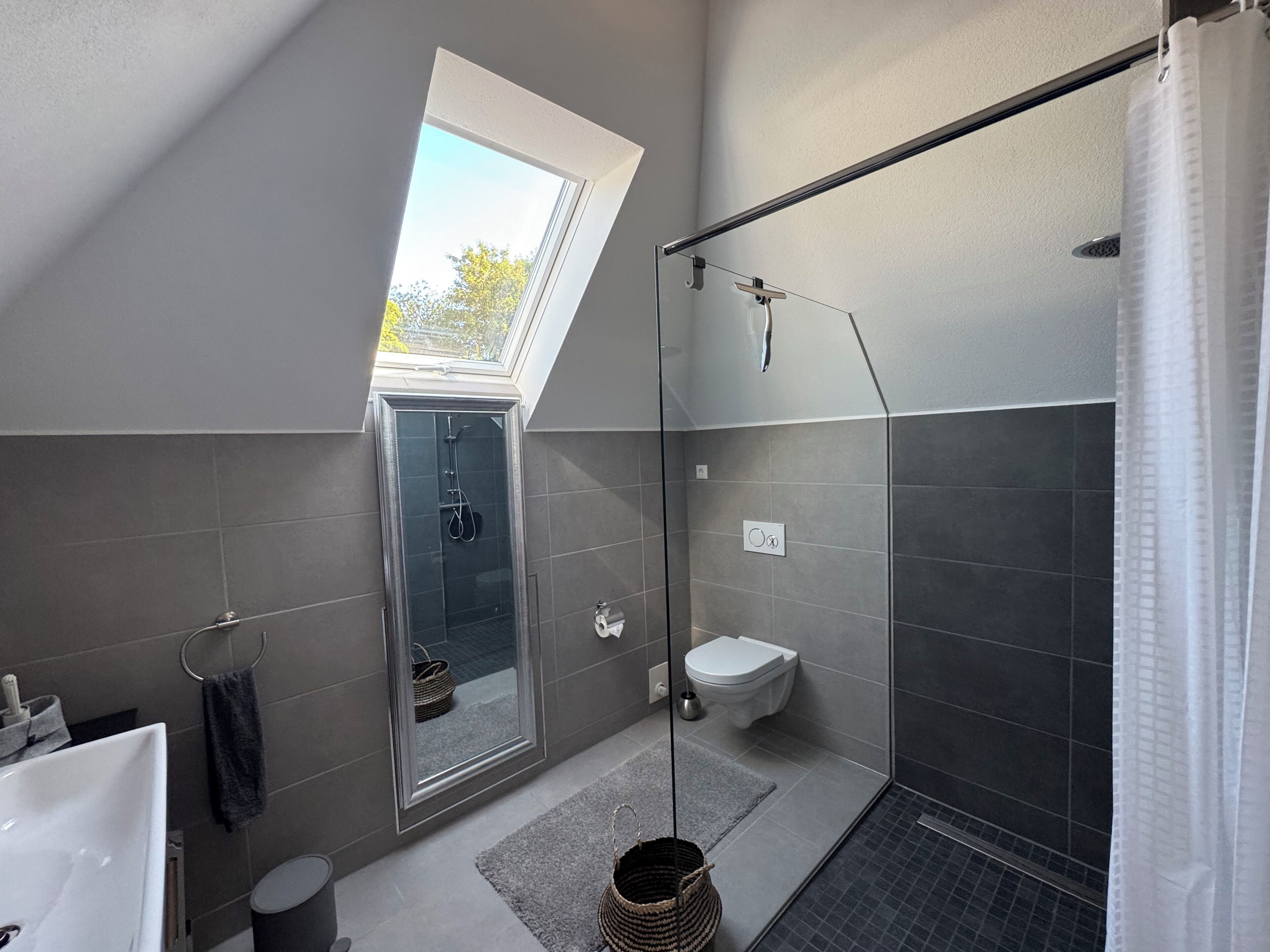 Douche, sèche-cheveux, serviettes fournies, savon
