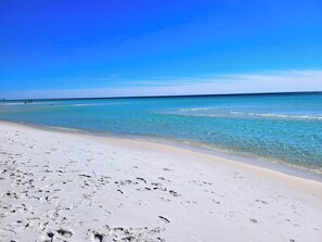 On the beach - 🌊Okaloosa Island, Beachfront 2BR,Dual Ensuite, Free Beach Setup, Steps to Sand (Fort Walton Beach)