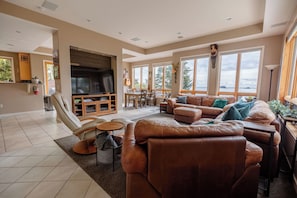 Living area - Sandy Beach Vista: 3  BR, 2.5  BA House in Sitka, Sleeps 6 (Sitka)