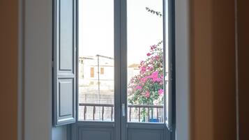 Appartamento, balcone, vista giardino | Ferro/asse da stiro, Wi-Fi gratuito