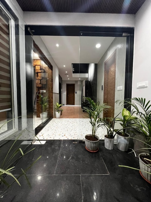 المنشأة من الخارج