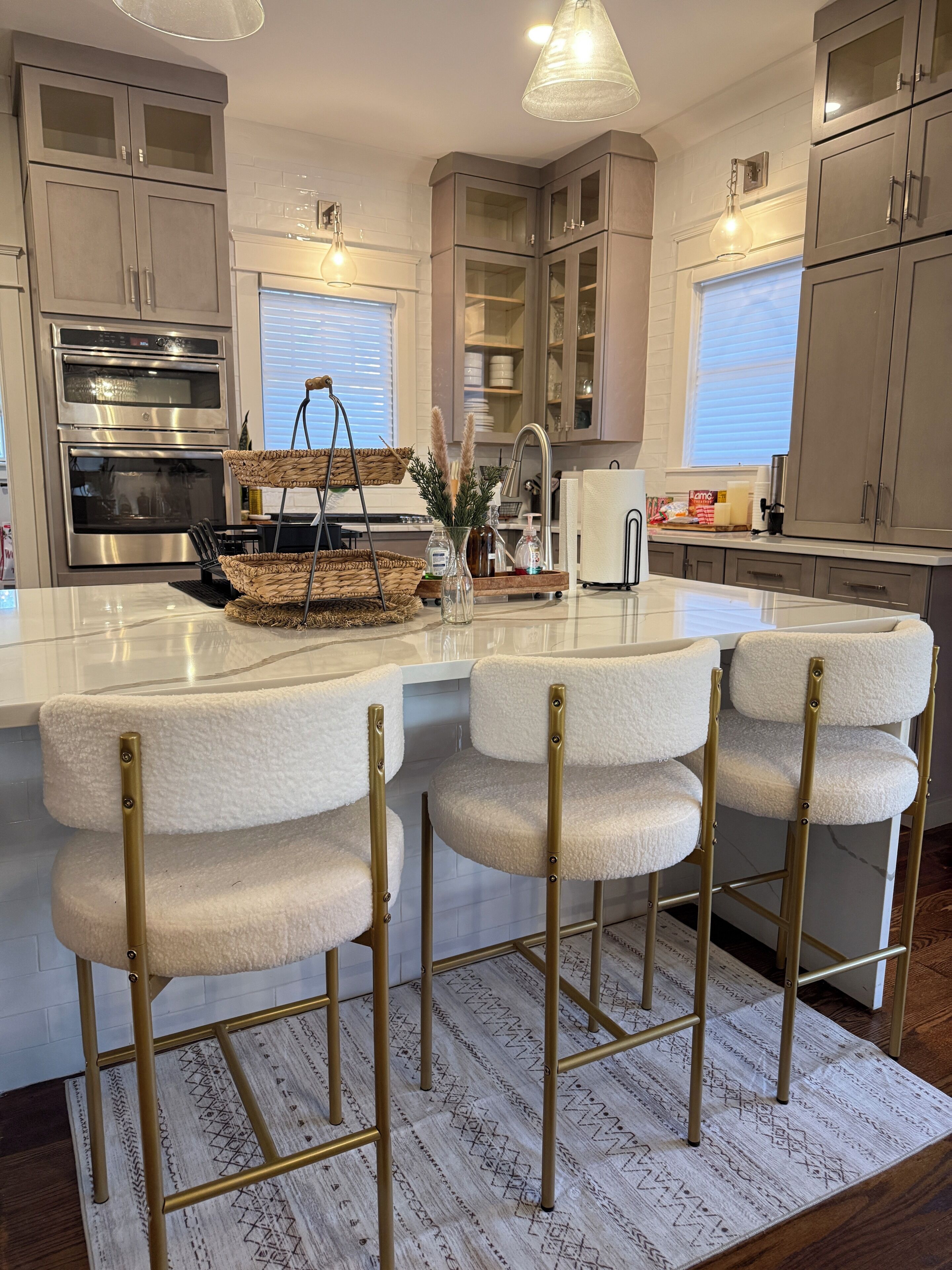 Een microgolfoven, een oven, een kookplaat, een vaatwasser