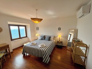 1 bedroom, desk, iron/ironing board, travel crib - To complete (Piombino)