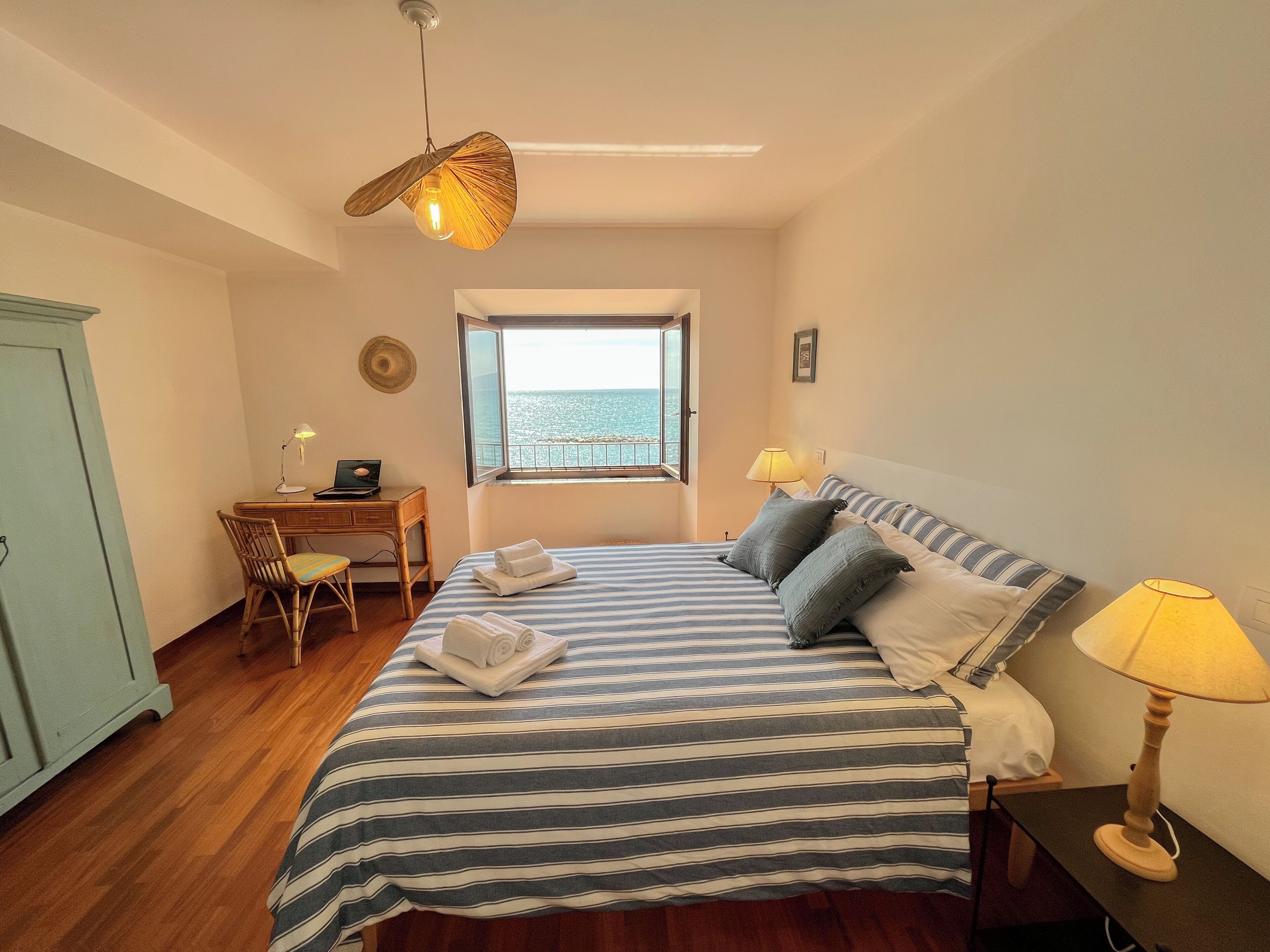 1 chambre, bureau, fer et planche à repasser, lit parapluie